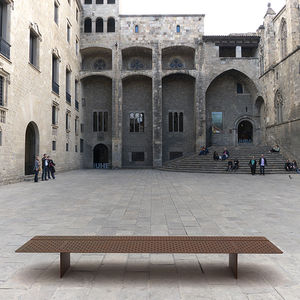 panca per spazi pubblici contemporanea