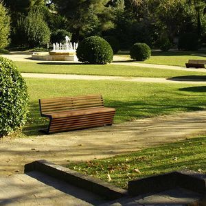 panca per spazi pubblici contemporanea