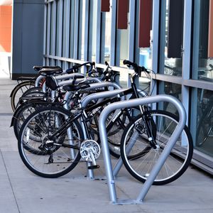rastrelliera per biciclette a pavimento