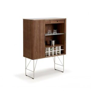credenza con piedi alti