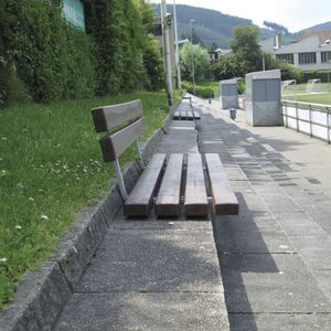 panca per spazi pubblici in stile
