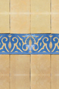 fregio in ceramica smaltata