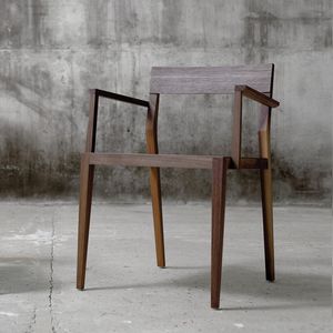 sedia moderna / con braccioli / in quercia / in legno massiccio
