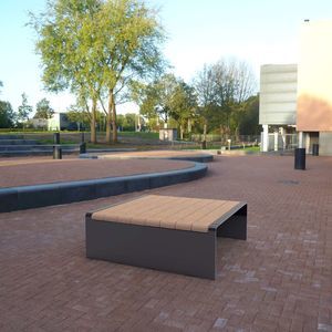 panca per spazi pubblici contemporanea