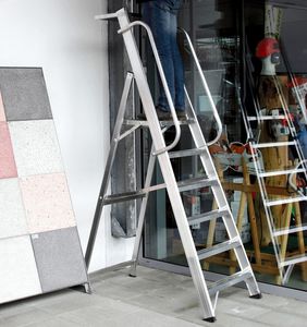 scala con piattaforma da lavoro