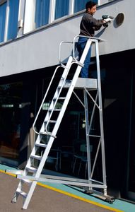 scala con piattaforma da lavoro