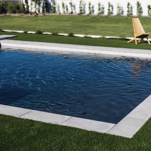 bordo di piscina in pietra