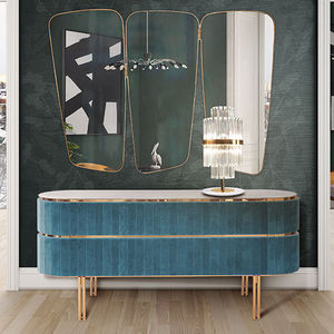 credenza con piedi alti