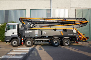 pompa per calcestruzzo mobile / montata su camion