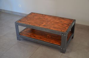 tavolino basso in stile industriale