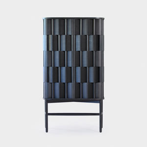 credenza con piedi alti