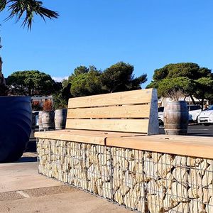 panca per spazi pubblici contemporanea