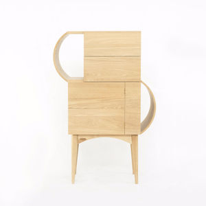 credenza con piedi alti