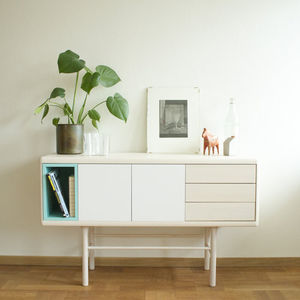 credenza con piedi alti / moderna / in MDF laccato / in frassino