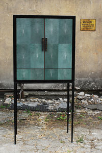 credenza con piedi alti