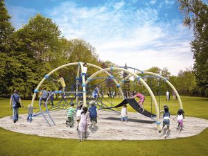 struttura d'arrampicata con trampolino