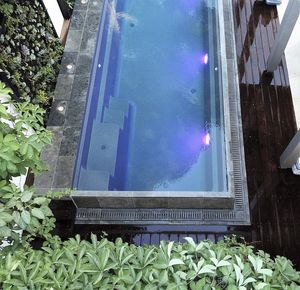 bordo di piscina in marmo