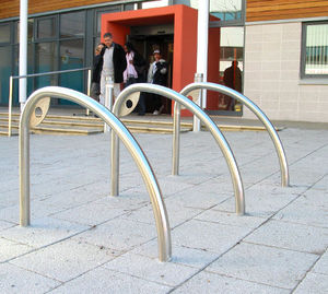rastrelliera per biciclette a pavimento