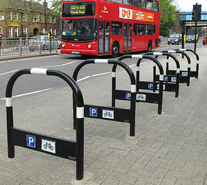 rastrelliera per biciclette a pavimento