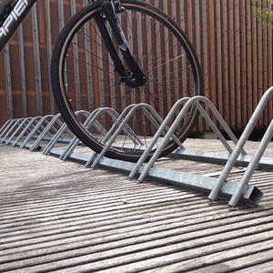 rastrelliera per biciclette a pavimento