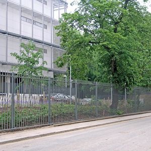 recinzione per spazio pubblico / per spazi verdi / per parco giochi / a sbarre