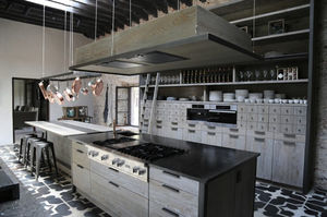 cucina moderna / in quercia / in pietra / con isola