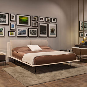 letto matrimoniale / moderno / con testiera imbottita / con testiera in pelle