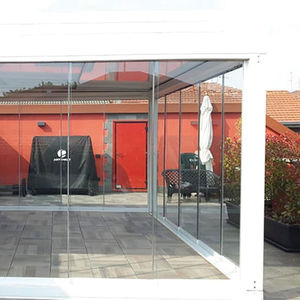 finestra con rivestimento in vetro temperato