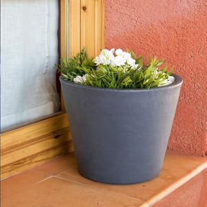 vaso da giardino in polietilene / da appoggio / conico / per uso residenziale