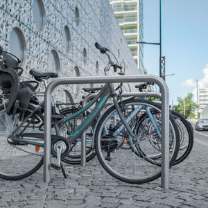rastrelliera per biciclette a pavimento