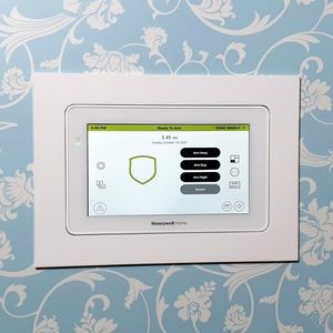 supporto per touchscreen da parete