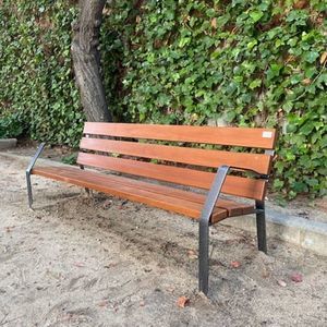 panca per spazi pubblici contemporanea