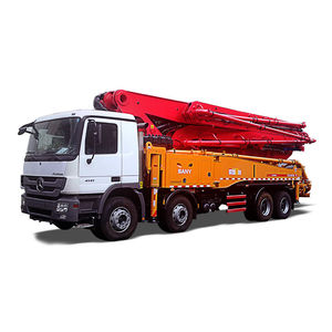 pompa per calcestruzzo montata su camion