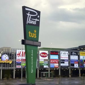 insegna commerciale da terra