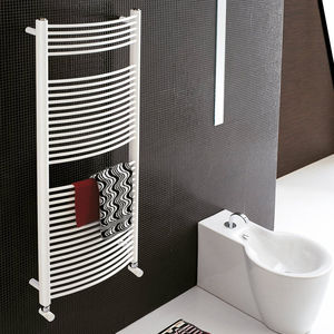 scaldasalviette ad acqua calda