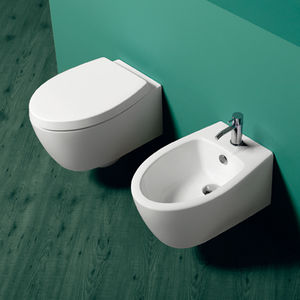 WC sospeso / in ceramica / con sciacquone ad incastro