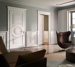 porta da interno / battente / in legno / laccata