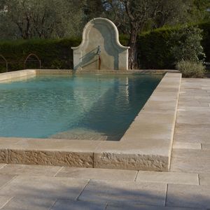 bordo di piscina in pietra naturale