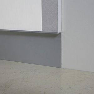 battiscopa grigio