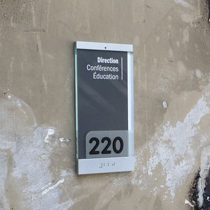 cartello segnaletico per porta