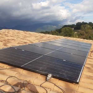 sistema di alimentazione fotovoltaica a isola autonomo