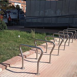 rastrelliera per biciclette a pavimento