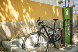 stazione di riparazione biciclette in acciaio galvanizzato