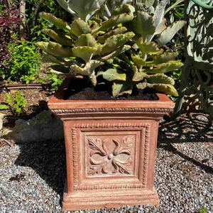 vaso da giardino in terracotta