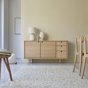 credenza con piedi alti