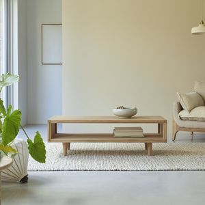 tavolino basso in stile scandinavo
