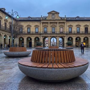 panca per spazi pubblici contemporanea