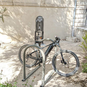 rastrelliera per biciclette a pavimento