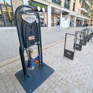 stazione di riparazione biciclette in metallo