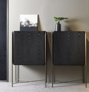 credenza con piedi alti
